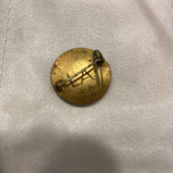 Vntg WWII American Red Cross HR (Hospital and Recreation) Volunteer Button Pin - Picture 5 of 5